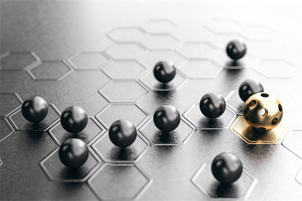 小鹏机器人走猫步火了！网友质疑里面是真人 何小鹏：感谢认可